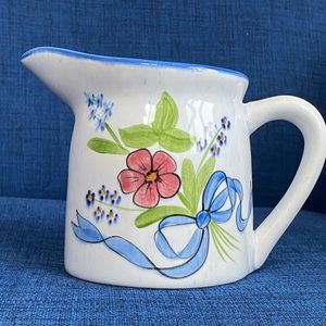Adorable pitcher w flower bouquet detail.